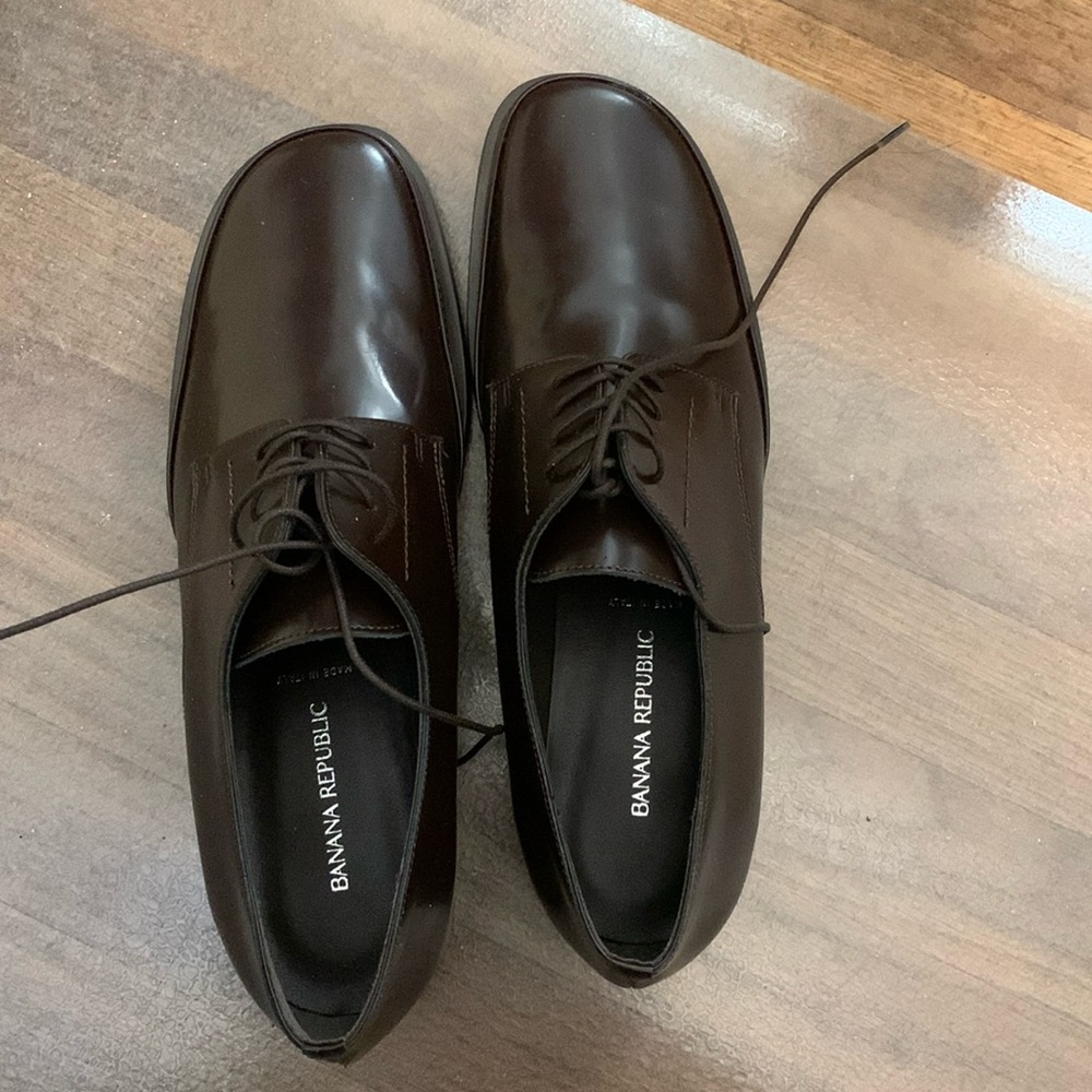 Banana Republic women’s brown leather lace shoes (new, size 7)